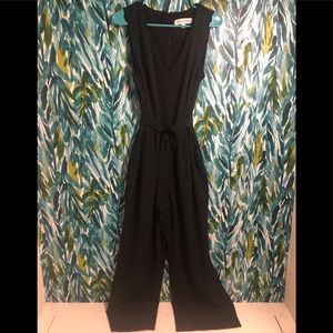 V-neck jumper with black belt